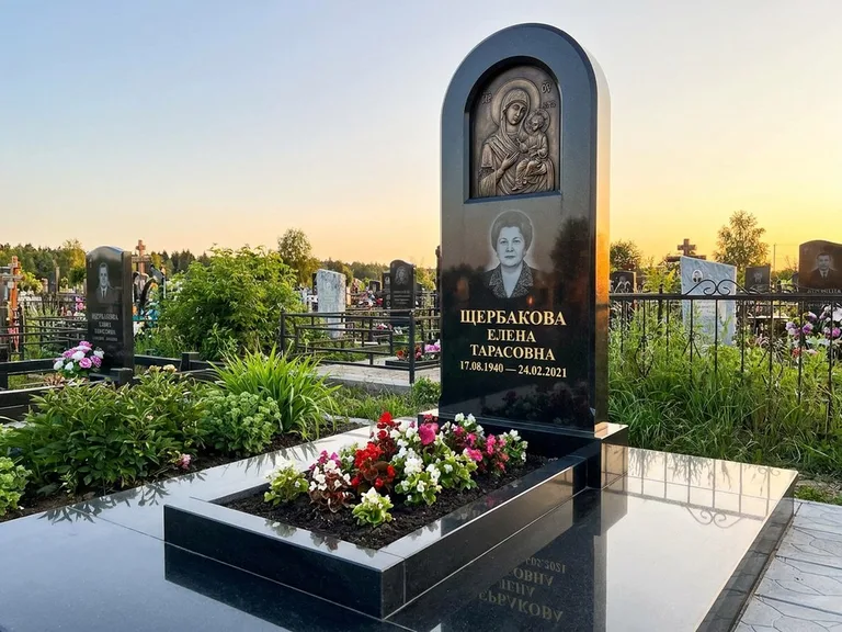 Памятник с барельефом — выполненная работа 35 в Нижневартовске