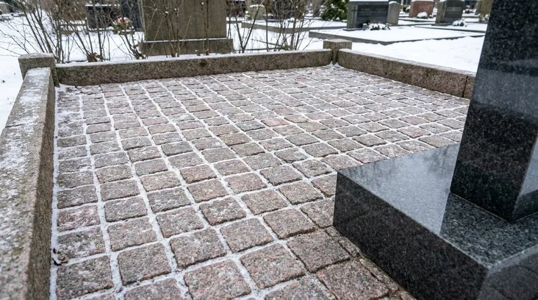 Мощение участка серой гранитной плиткой с цоколем, образец ПМ004 в Нижневартовске