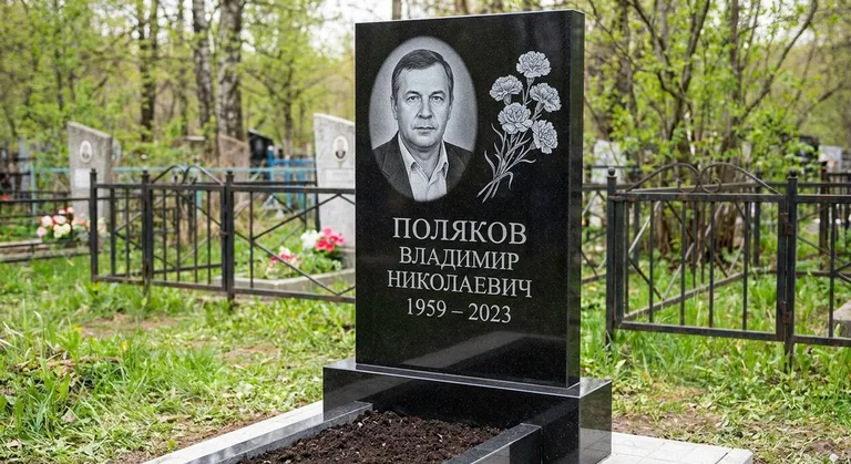 Памятник с гравировкой гвоздик — выполненная работа «Поляков» в Нижневартовске