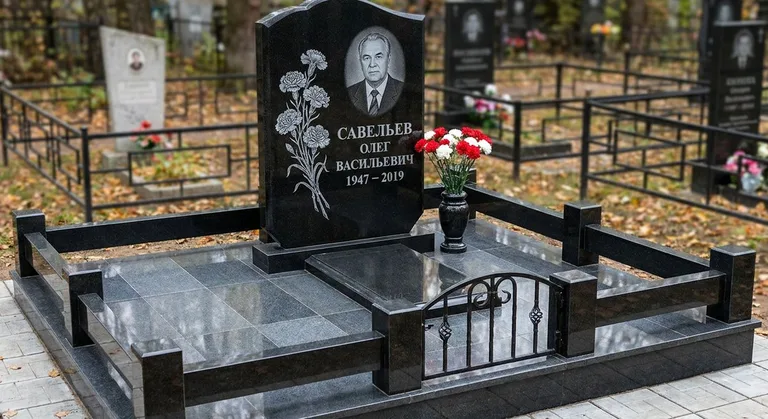 Памятник с гравировкой гвоздик — выполненная работа «Савельев» в Нижневартовске