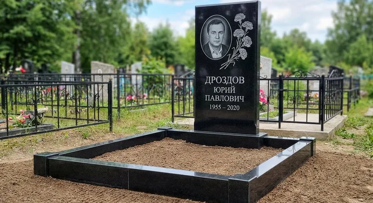 Памятник с гравировкой гвоздик — выполненная работа «Дроздов» в Нижневартовске
