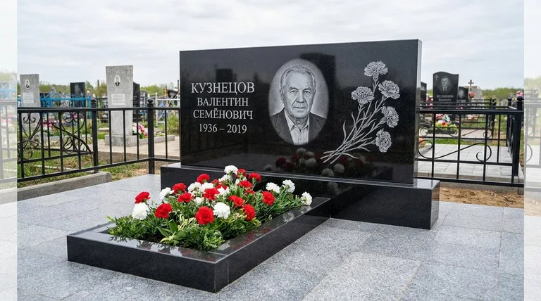 Памятник с гравировкой гвоздик — выполненная работа «Кузнецов» в Нижневартовске