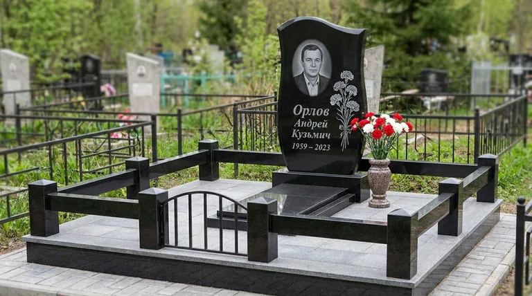 Памятник с гравировкой гвоздик — выполненная работа «Орлов» в Нижневартовске
