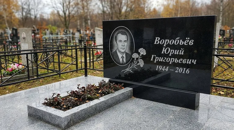 Памятник с гравировкой гвоздик — выполненная работа «Воробьёв» в Нижневартовске