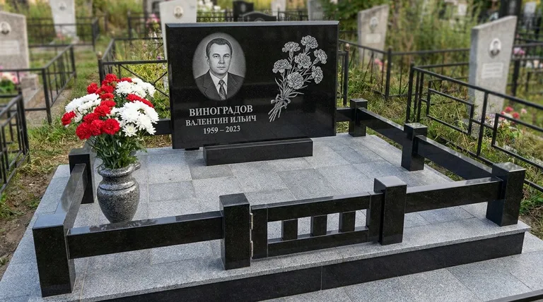 Памятник с гравировкой гвоздик — выполненная работа «Виноградов» в Нижневартовске