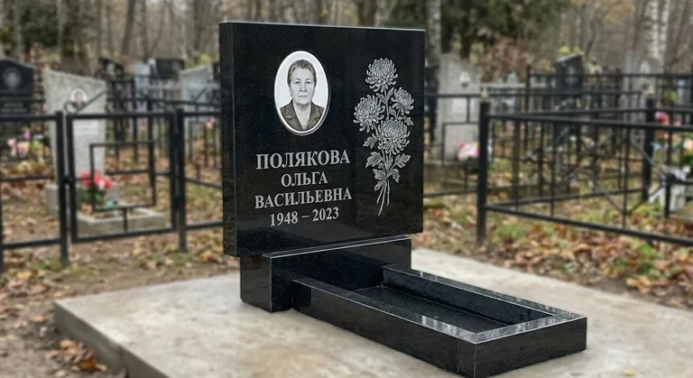 Памятник с гравировкой хризантем — выполненная работа «Полякова» в Нижневартовске