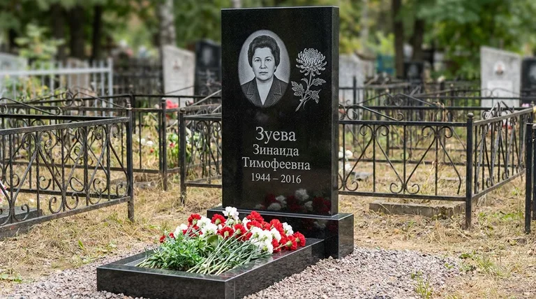 Памятник с гравировкой хризантем — выполненная работа «Зуева» в Нижневартовске