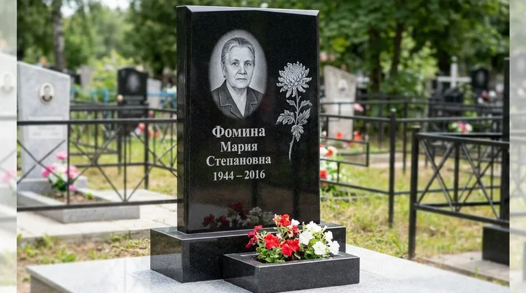 Памятник с гравировкой хризантем — выполненная работа «Фомина» в Нижневартовске