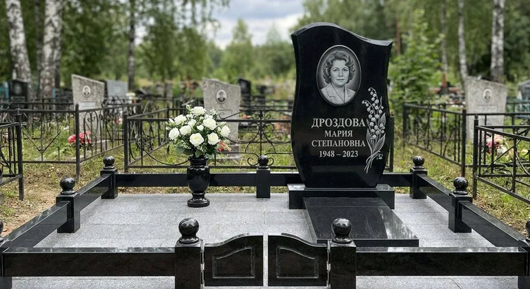 Памятник с гравировкой ландышей — выполненная работа «Дроздова» в Нижневартовске