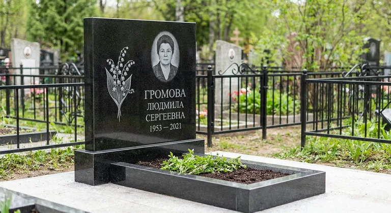 Памятник с гравировкой ландышей — выполненная работа «Громова» в Нижневартовске