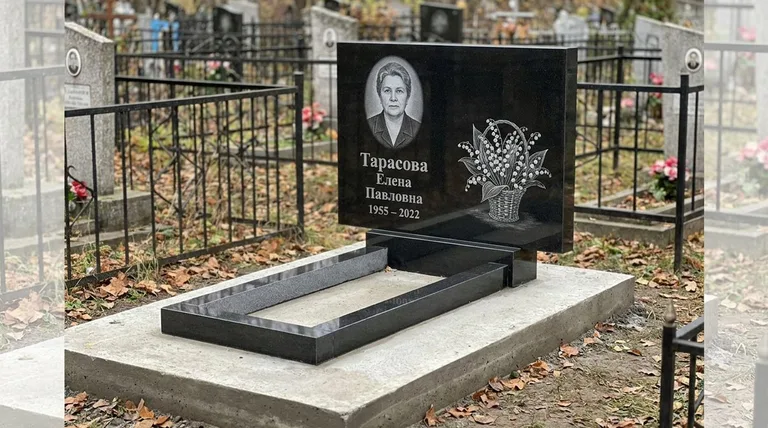Памятник с гравировкой ландышей — выполненная работа «Тарасова» в Нижневартовске