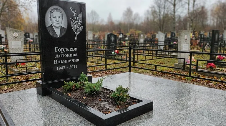 Памятник с гравировкой ландышей — выполненная работа «Гордеева» в Нижневартовске