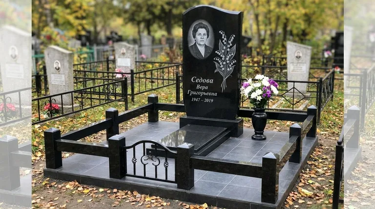 Памятник с гравировкой ландышей — выполненная работа «Седова» в Нижневартовске