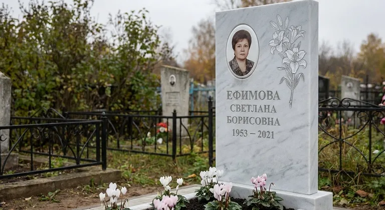 Памятник с гравировкой лилий — выполненная работа «Ефимова» в Нижневартовске