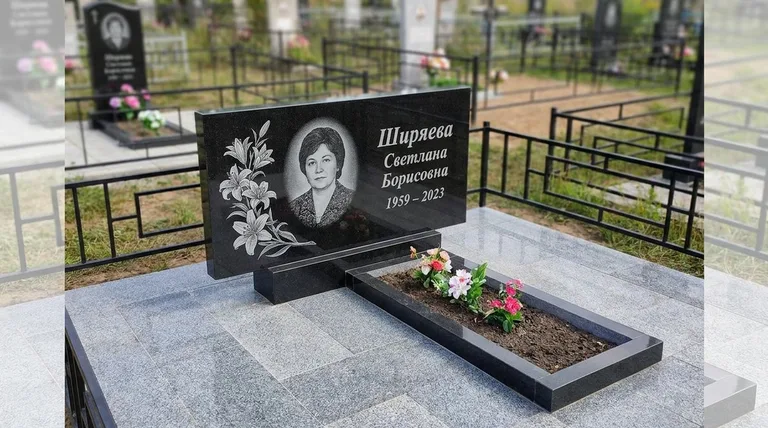 Памятник с гравировкой лилий — выполненная работа «Ширяева» в Нижневартовске
