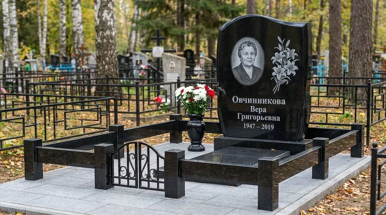 Памятник с гравировкой лилий — выполненная работа «Овчинникова» в Нижневартовске