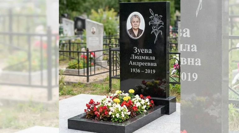 Памятник с гравировкой лилий — выполненная работа «Зуева» в Нижневартовске