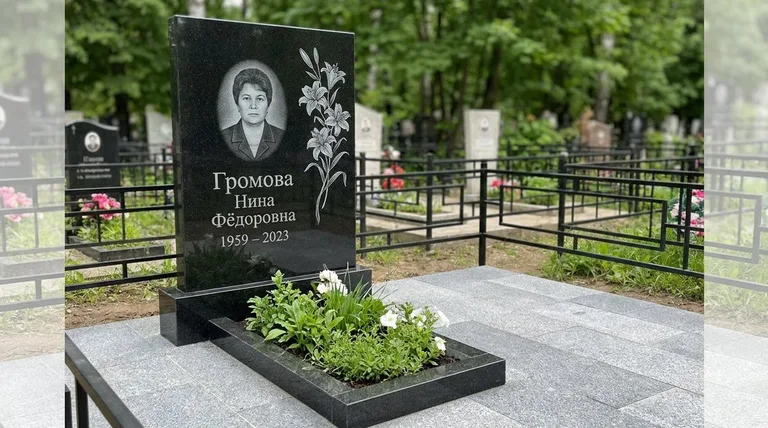 Памятник с гравировкой лилий — выполненная работа «Громова» в Нижневартовске