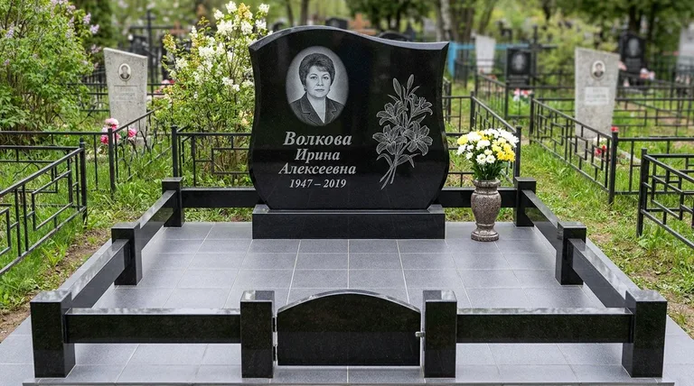 Памятник с гравировкой лилий — выполненная работа «Волкова» в Нижневартовске