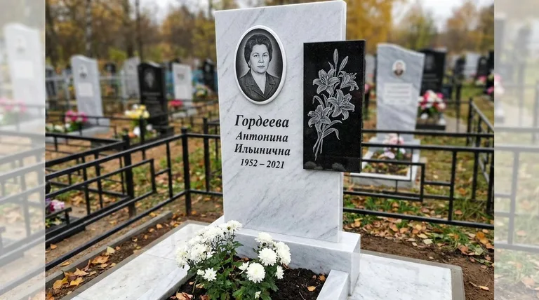 Памятник с гравировкой лилий — выполненная работа «Гордеева» в Нижневартовске