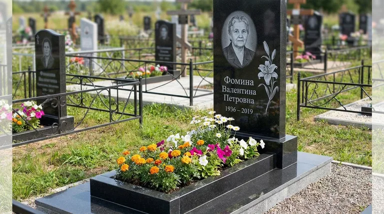 Памятник с гравировкой лилий — выполненная работа «Фомина» в Нижневартовске