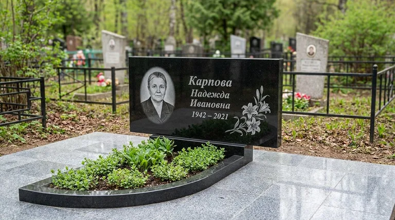 Памятник с гравировкой лилий — выполненная работа «Карпова» в Нижневартовске