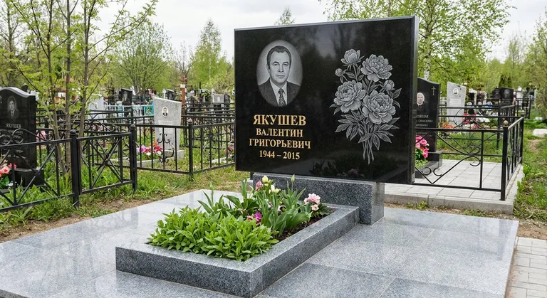 Памятник с гравировкой пионов — выполненная работа «Якушев» в Нижневартовске