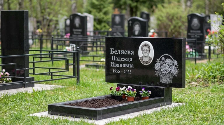 Памятник с гравировкой пионов — выполненная работа «Беляева» в Нижневартовске
