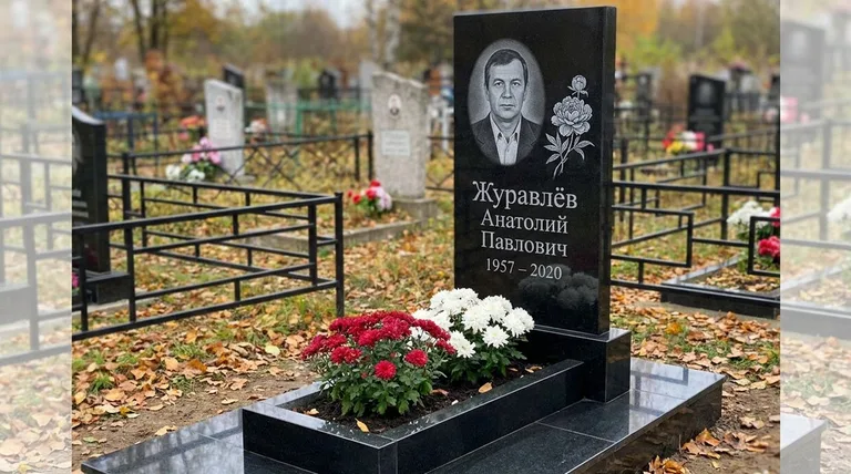 Памятник с гравировкой пионов — выполненная работа «Журавлёв» в Нижневартовске