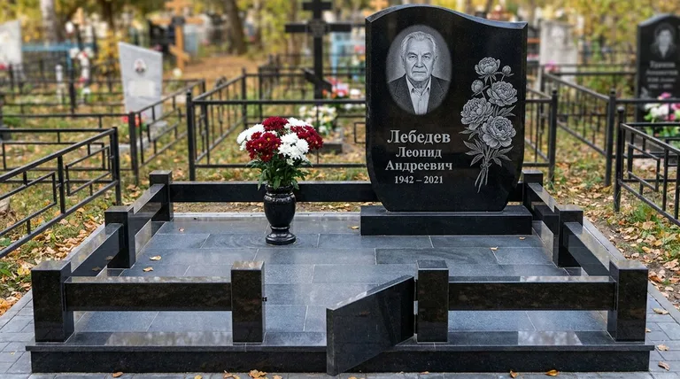 Памятник с гравировкой пионов — выполненная работа «Лебедев» в Нижневартовске