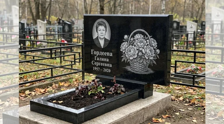 Памятник с гравировкой пионов — выполненная работа «Гордеева» в Нижневартовске