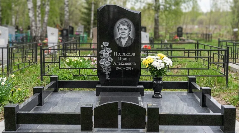 Памятник с гравировкой ромашек — выполненная работа «Полякова» в Нижневартовске