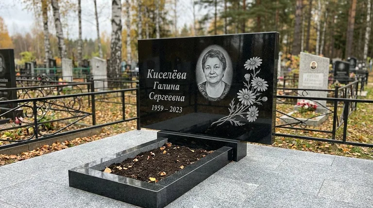 Памятник с гравировкой ромашек — выполненная работа «Киселёва» в Нижневартовске