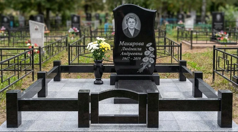 Памятник с гравировкой ромашек — выполненная работа «Макарова» в Нижневартовске
