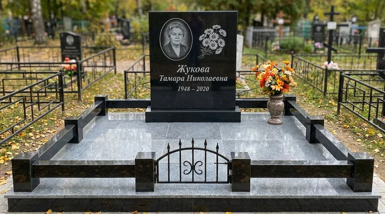 Памятник с гравировкой ромашек — выполненная работа «Жукова» в Нижневартовске