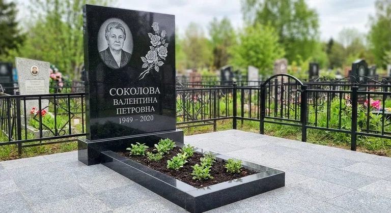 Памятник с гравировкой роз — выполненная работа «Соколова» в Нижневартовске