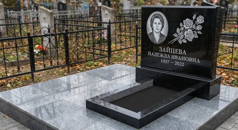 Памятник с гравировкой роз — выполненная работа «Зайцева» в Нижневартовске