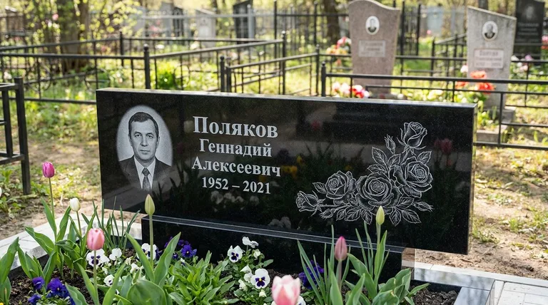 Памятник с гравировкой роз — выполненная работа «Поляков» в Нижневартовске