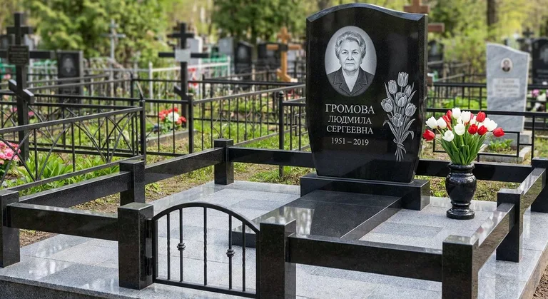 Памятник с гравировкой тюльпанов — выполненная работа «Громова» в Нижневартовске