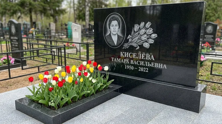 Памятник с гравировкой тюльпанов — выполненная работа «Киселёва» в Нижневартовске