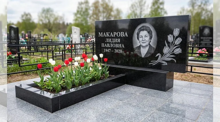 Памятник с гравировкой тюльпанов — выполненная работа «Макарова» в Нижневартовске