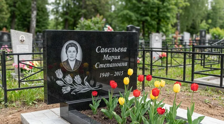 Памятник с гравировкой тюльпанов — выполненная работа «Савельева» в Нижневартовске
