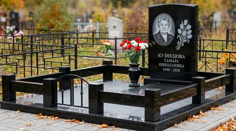 Памятник с гравировкой тюльпанов — выполненная работа «Кузнецова» в Нижневартовске