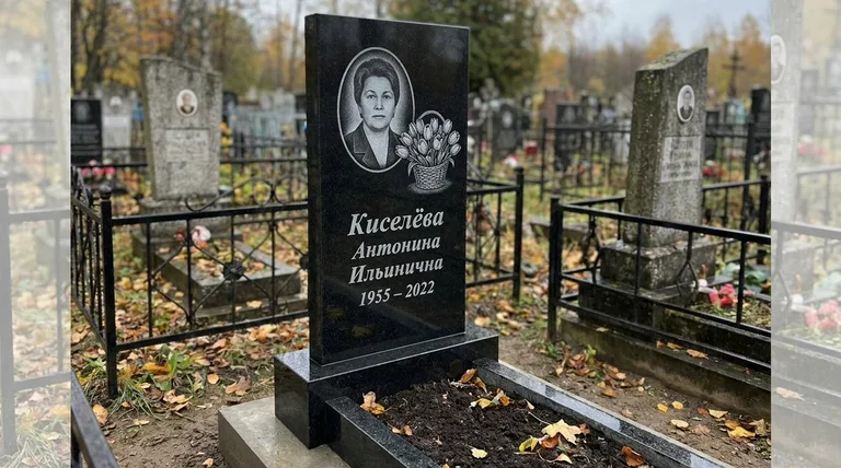 Памятник с гравировкой тюльпанов — выполненная работа «Киселёва» в Нижневартовске