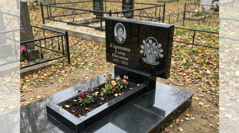 Памятник с гравировкой тюльпанов — выполненная работа «Сорокина» в Нижневартовске