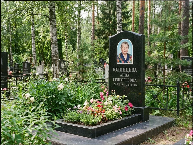 Овальный портрет на памятнике весной в Нижневартовске