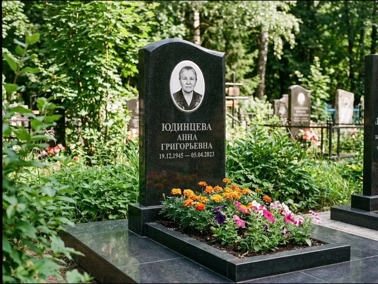Овальный портрет на сером граните — работа «Юдинцева» в Нижневартовске