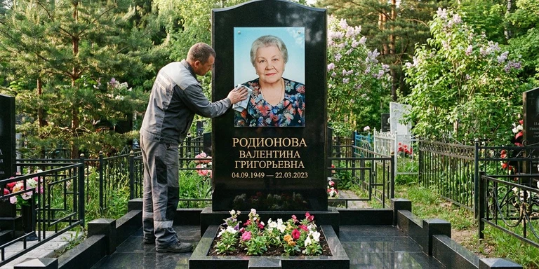 Фотокерамика и печать фото на памятник в Нижневартовске — мастер устанавливает цветной портрет на стекле на гранитный памятник