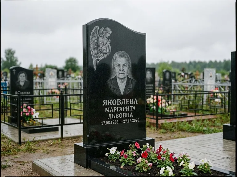 Памятник с гравировкой ангела — гравировка молящегося ангела в верхней части стелы, работа «Яковлева» в Нижневартовске