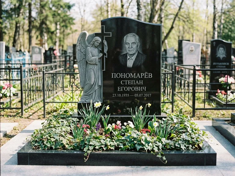 Памятник с гравировкой ангела — гравировка ангела с крестом рядом с эпитафией, работа «Пономарёв» в Нижневартовске